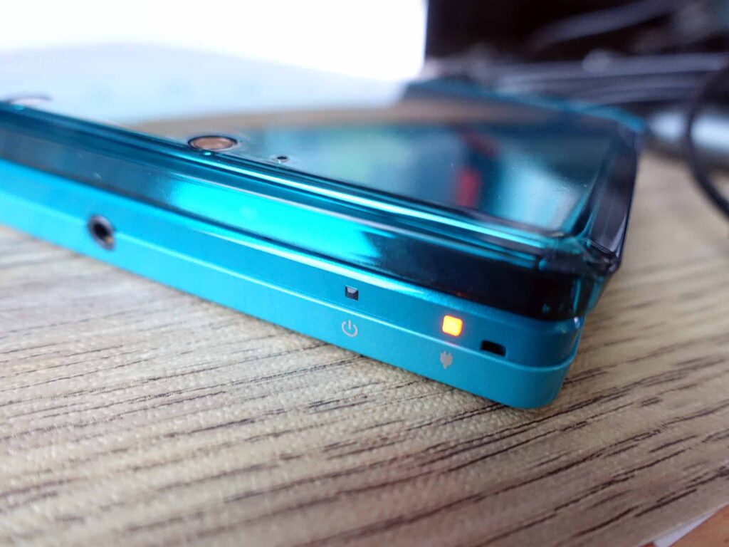 バッテリー ニンテンドー3dsの電源が入らなくなったので故障かと思いフタを開けてみたら 電池が膨張して充電できなくなっていた 妊娠 英二六ブログ