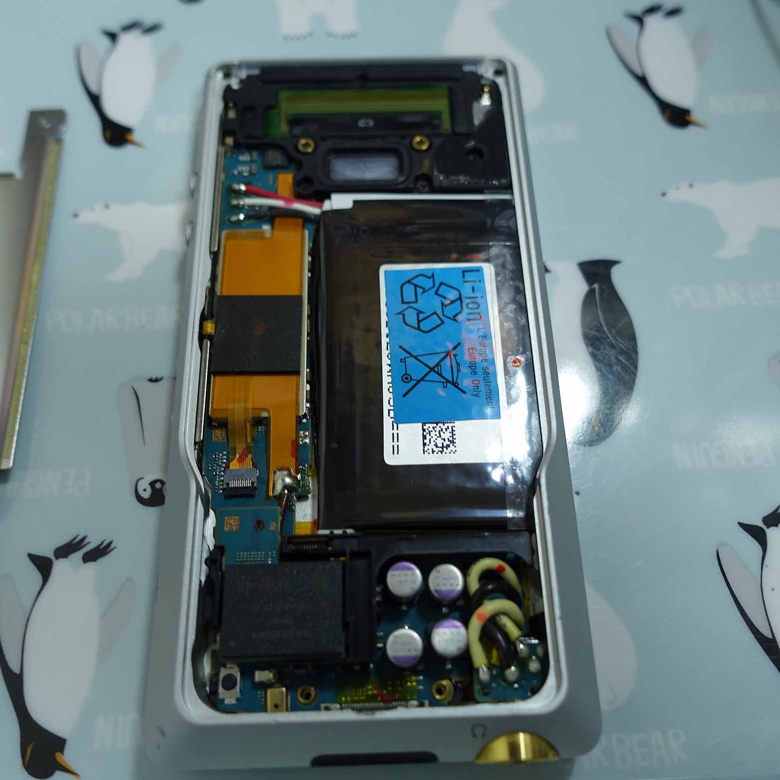 【修理方法解説】ソニーの高級ウォークマン「NW-ZX1」のバッテリーを交換してみた！ | 英二六ブログ